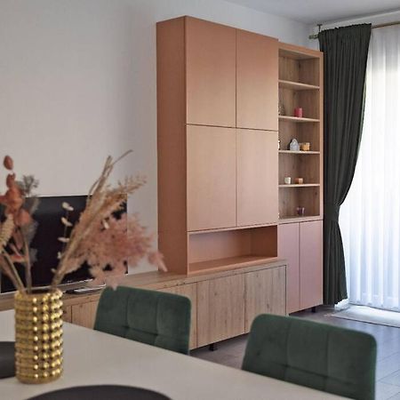 Eliza'S Apartment By Oasis Homes Oradea Exteriör bild