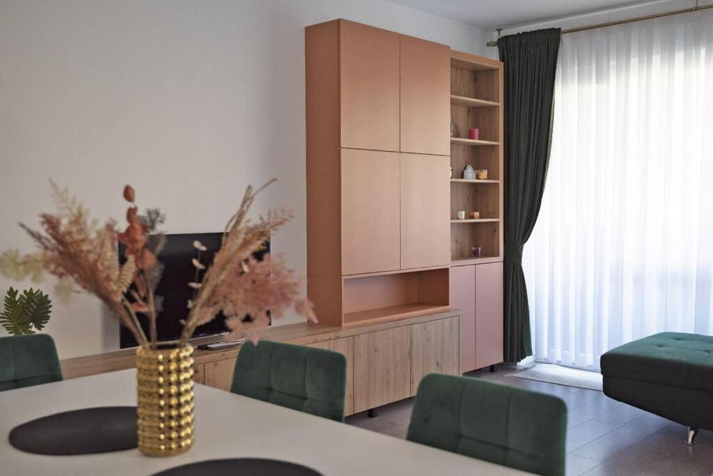 Eliza'S Apartment By Oasis Homes Oradea Exteriör bild