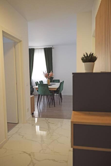 Eliza'S Apartment By Oasis Homes Oradea Exteriör bild