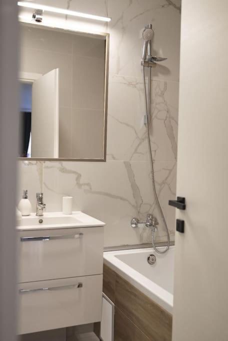Eliza'S Apartment By Oasis Homes Oradea Exteriör bild