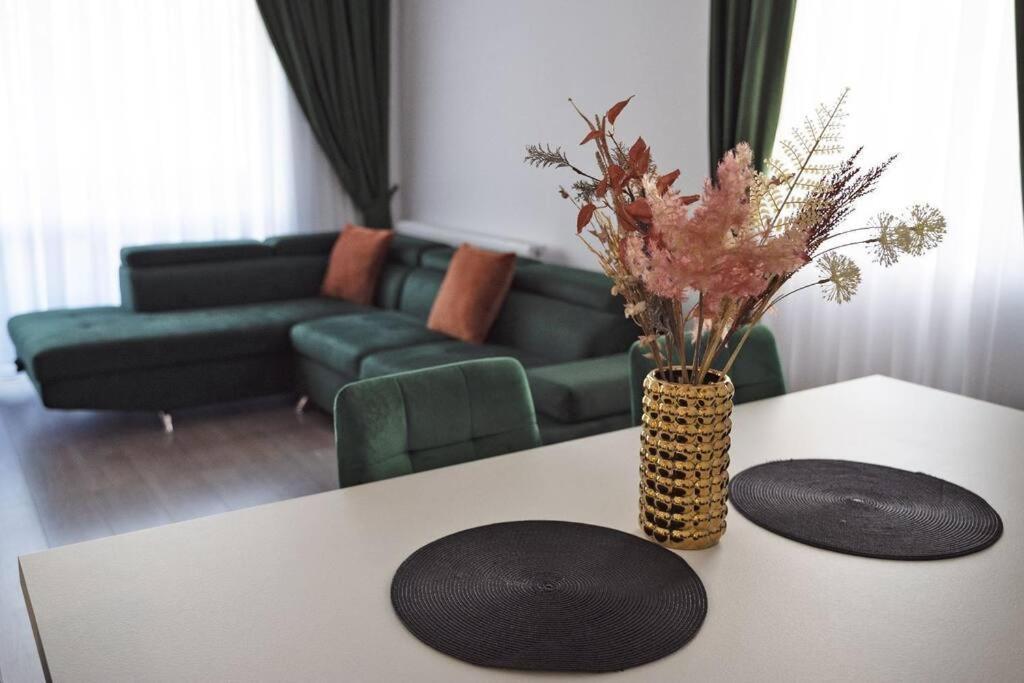 Eliza'S Apartment By Oasis Homes Oradea Exteriör bild